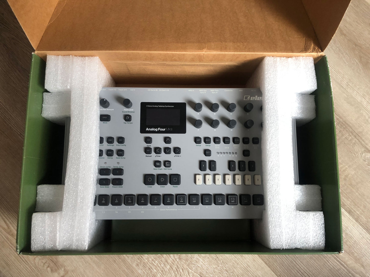 Elektron Analog Four MKII w/ OG Box, PSU + USB Cable