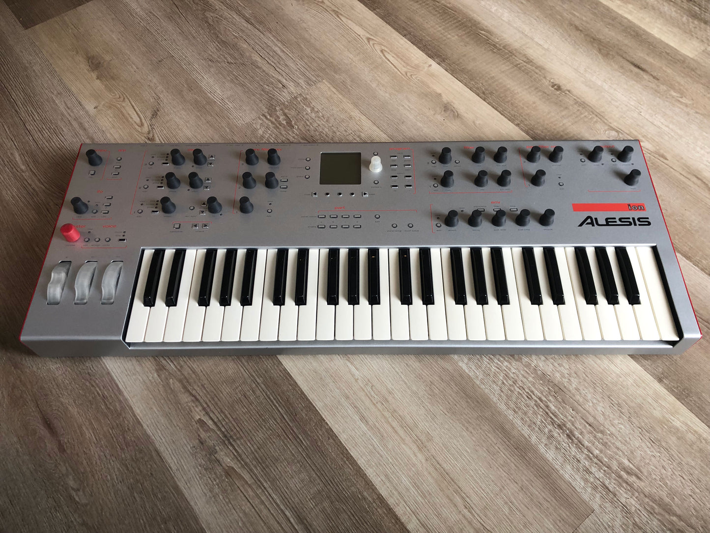 Alesis Ion Analog Modeling Synth - Nice & Clean