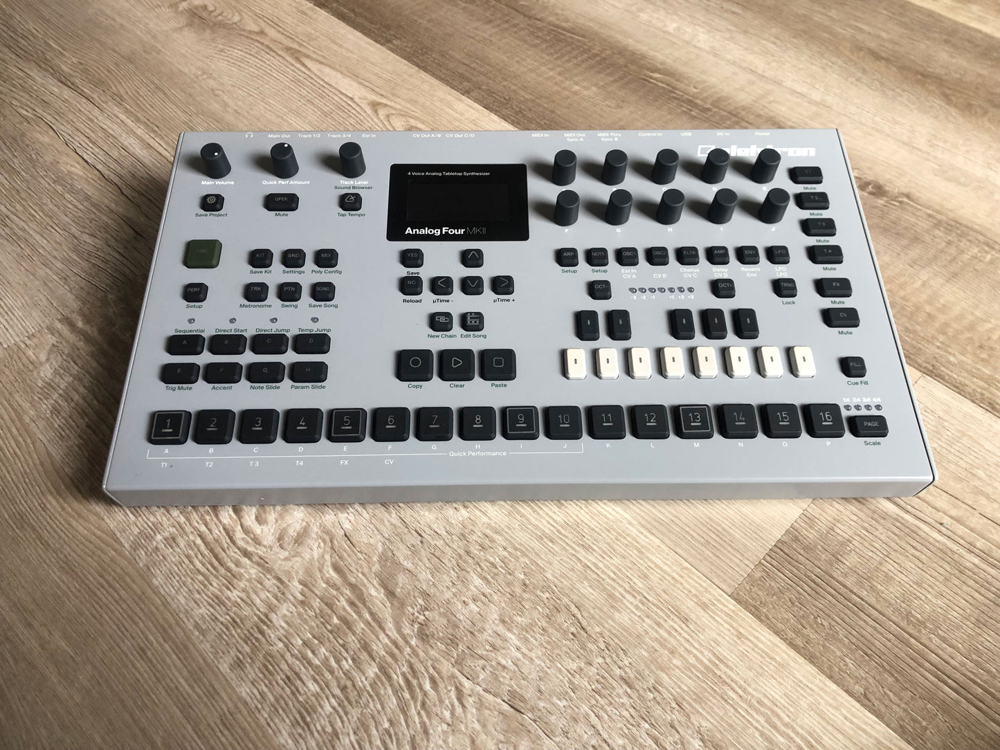 Elektron Analog Four MKII w/ OG Box, PSU + USB Cable