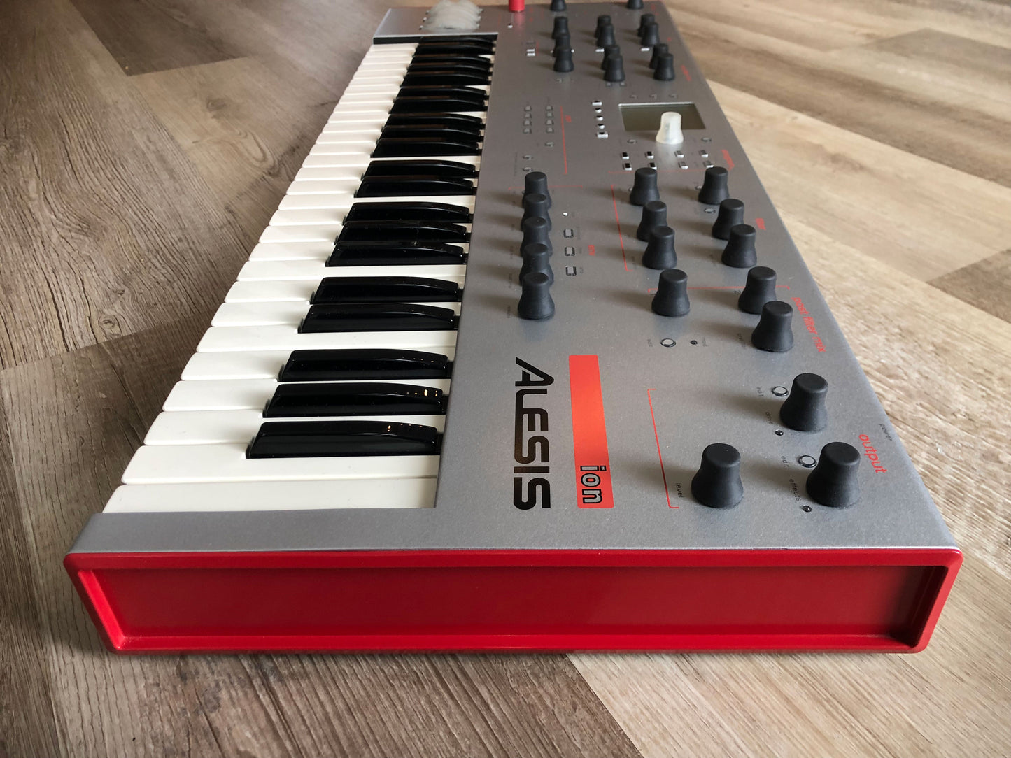 Alesis Ion Analog Modeling Synth - Nice & Clean