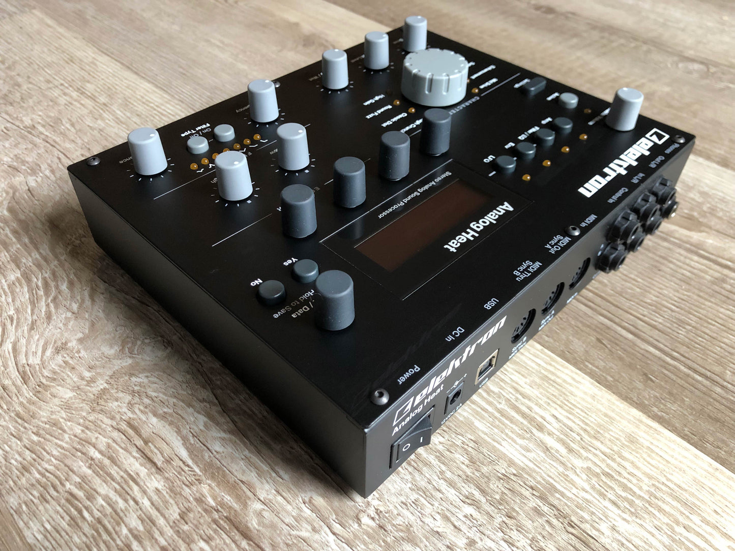 Elektron Analog Heat MKI Near-Mint w/ OG Box, PSU + New 6ft USB Cable