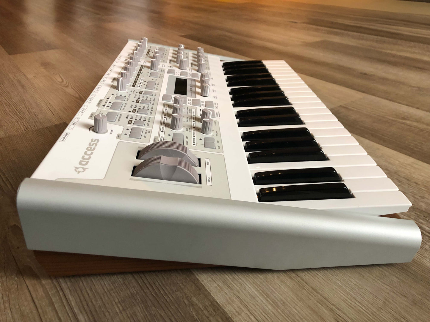Access Virus TI2 Polar Nice and Clean (B-Stock) w/ Original Box, Power Cable + USB
