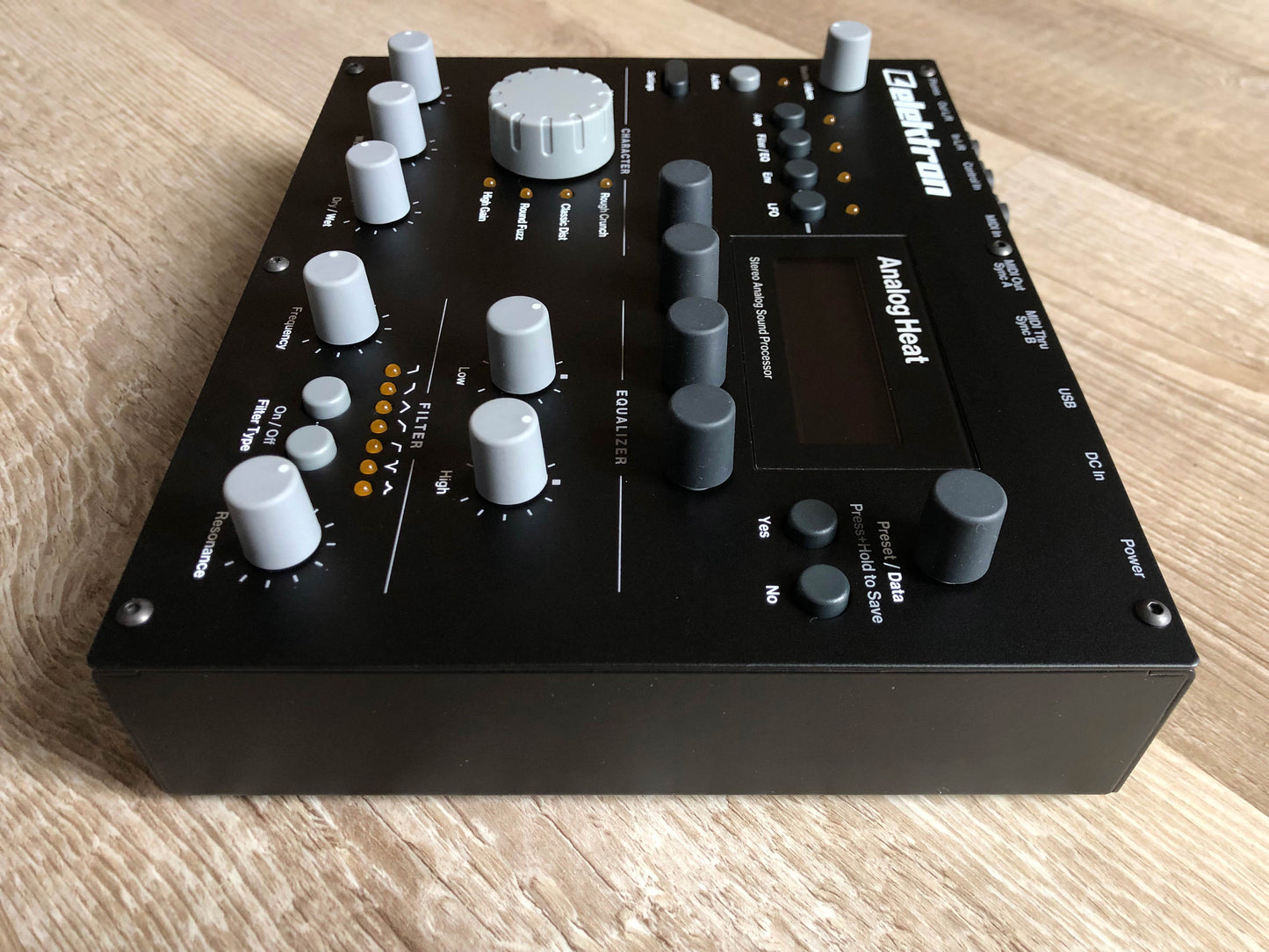 Elektron Analog Heat MKI Near-Mint w/ OG Box, PSU + New 6ft USB Cable