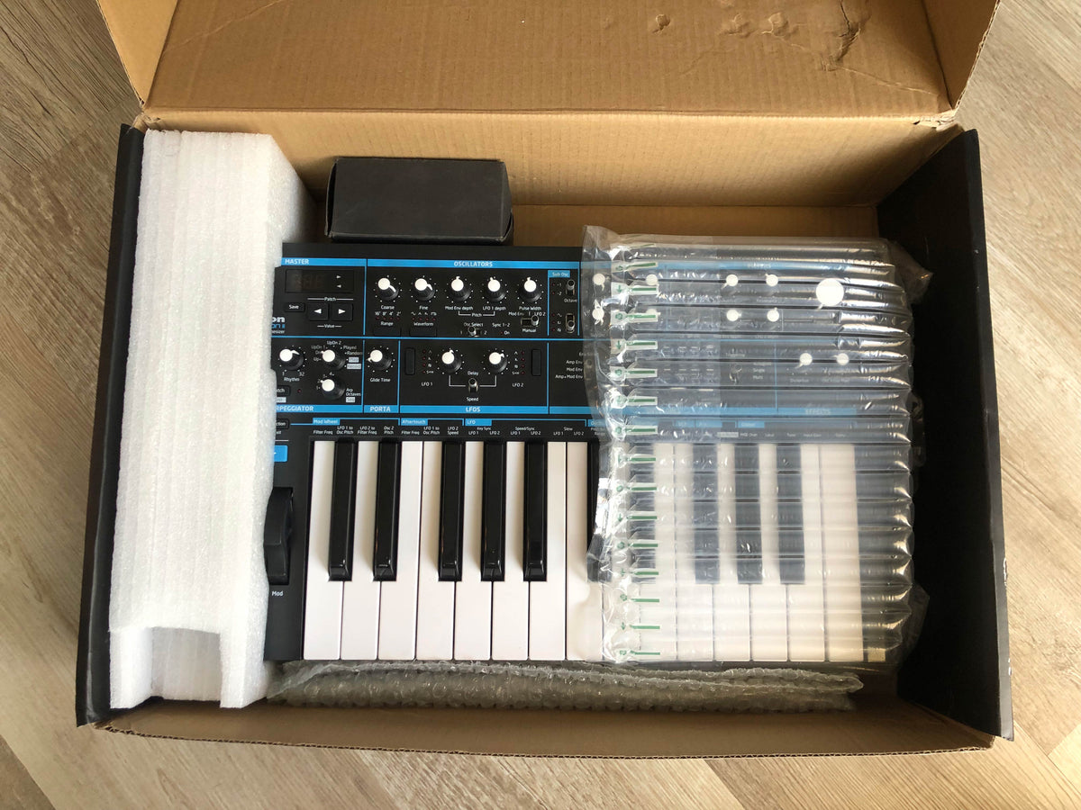 Novation Bass Station II w/ OG Box + PSU