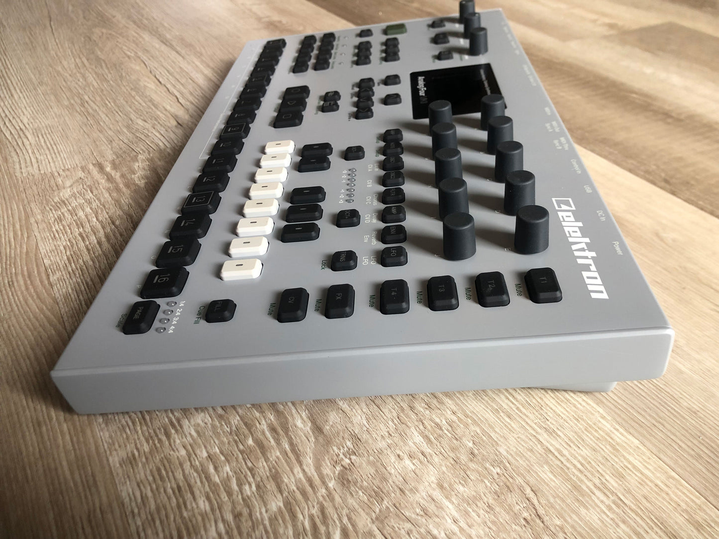 Elektron Analog Four MKII w/ OG Box, PSU + USB Cable