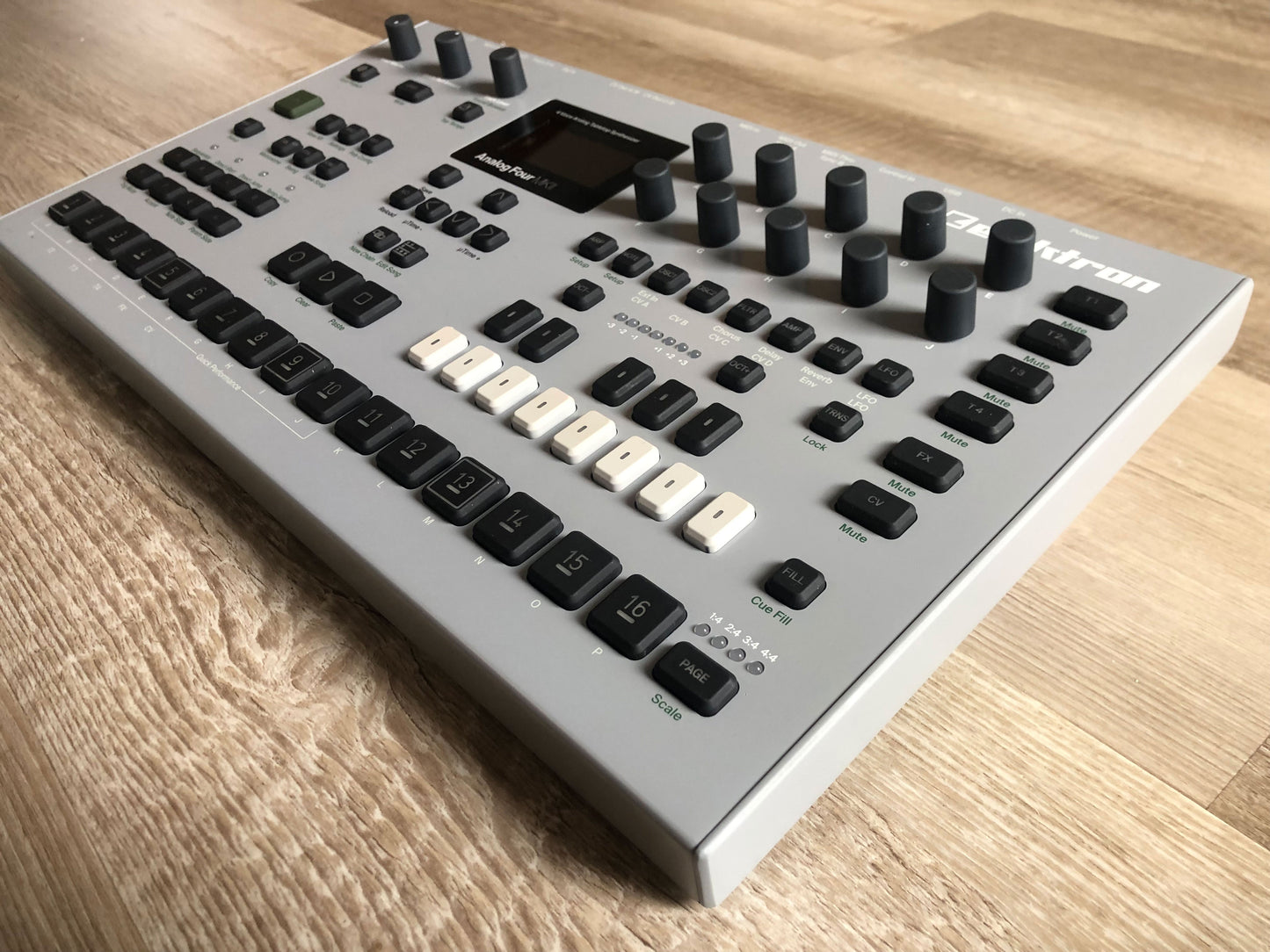 Elektron Analog Four MKII w/ OG Box, PSU + USB Cable