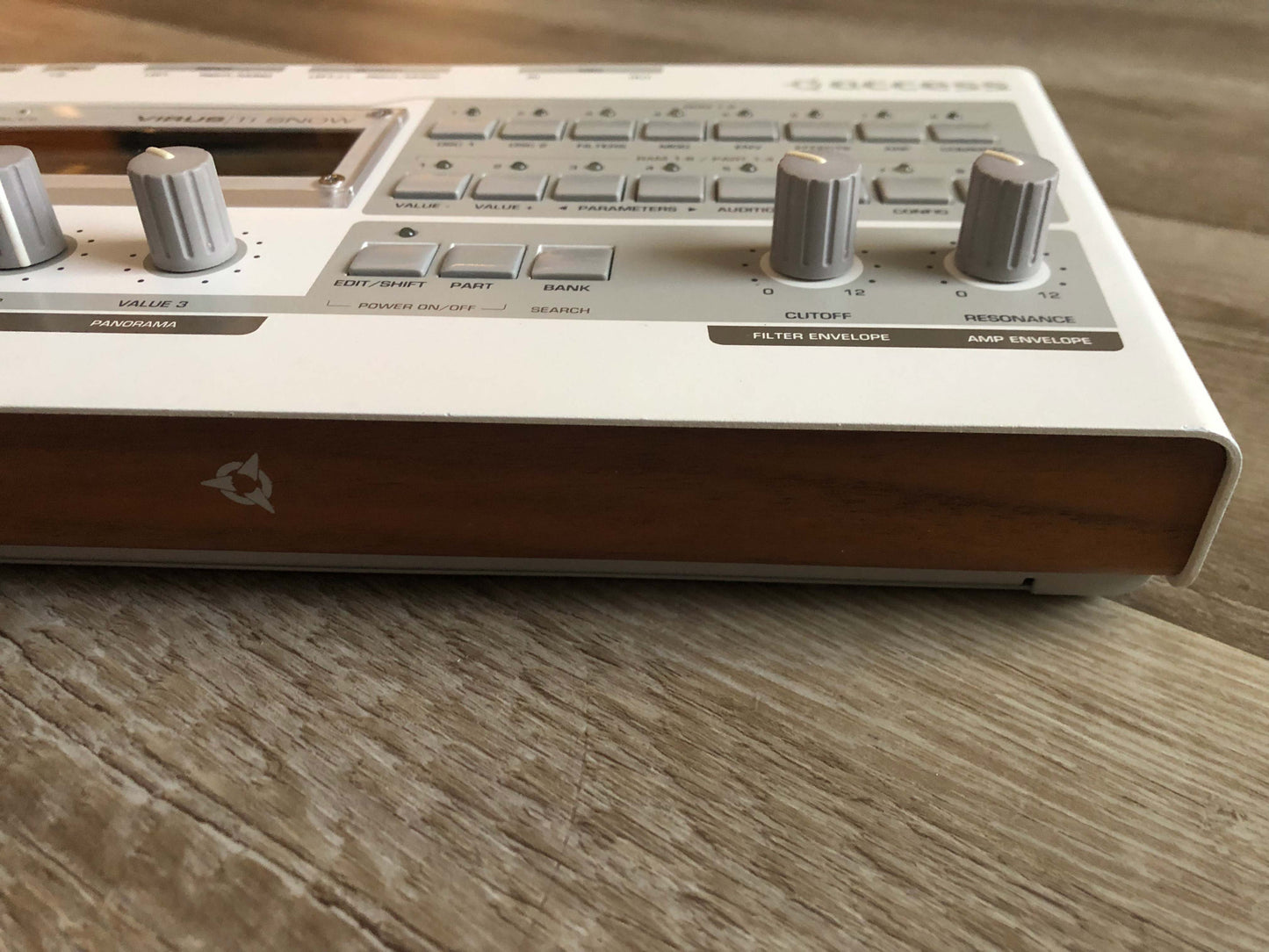 Access Virus TI Snow, All New Tacts, Battery, PSU, USB Cable & Virus Carry Bag