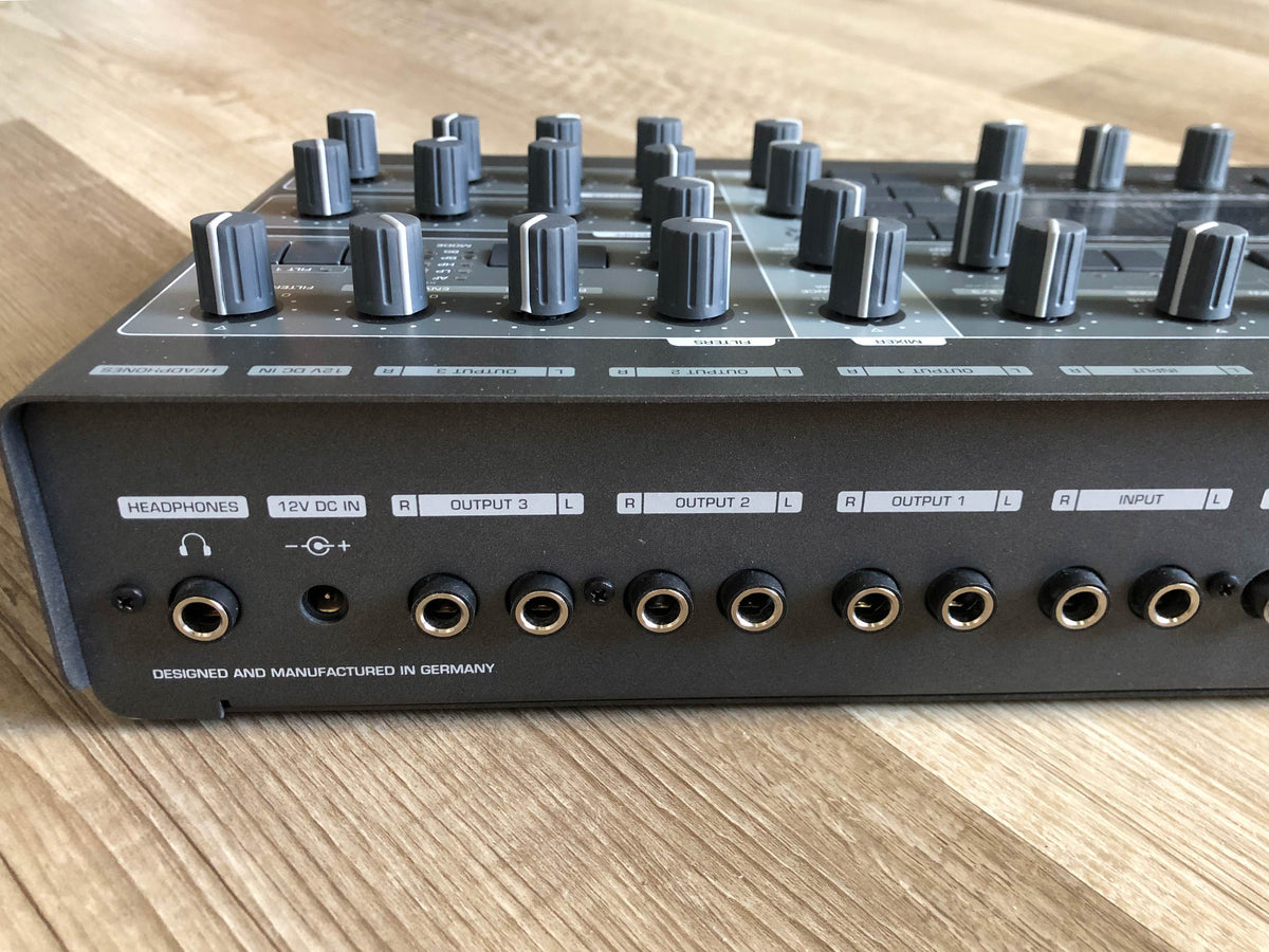 Access Virus TI2 Desktop Minty Late Production Run w/ Original PSU + USB Cable