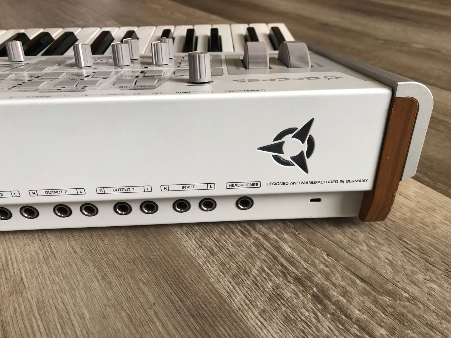 Access Virus TI2 Polar Nice and Clean w/ Power + USB Cable