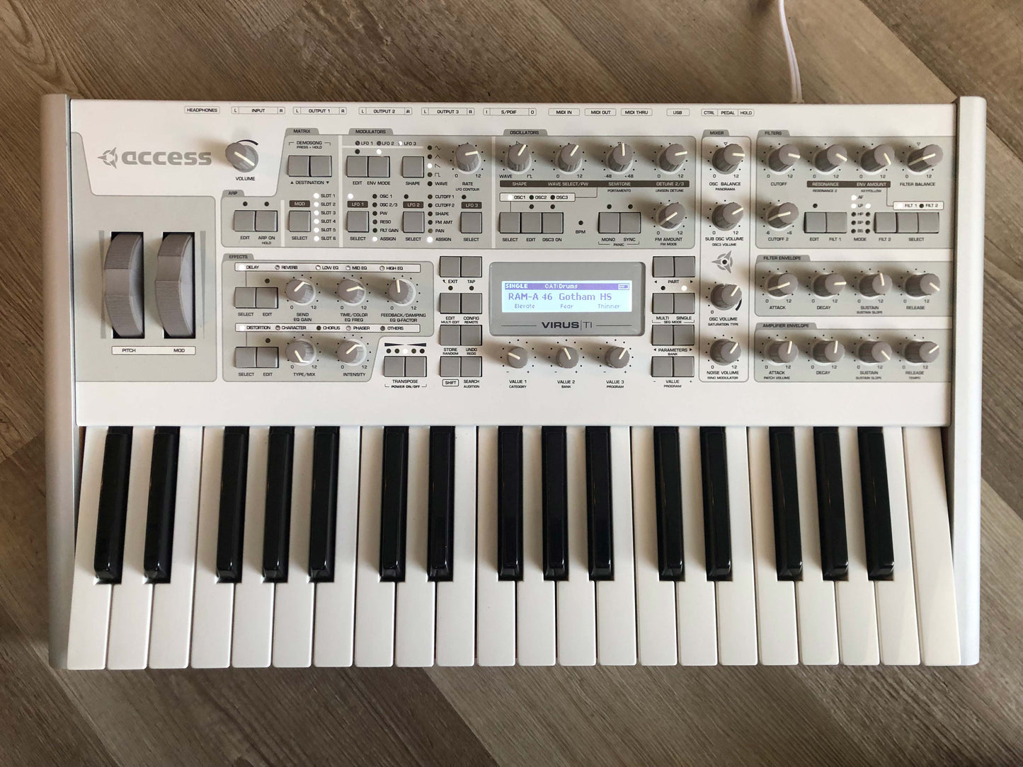 Access Virus TI2 Polar Nice and Clean w/ Power + USB Cable