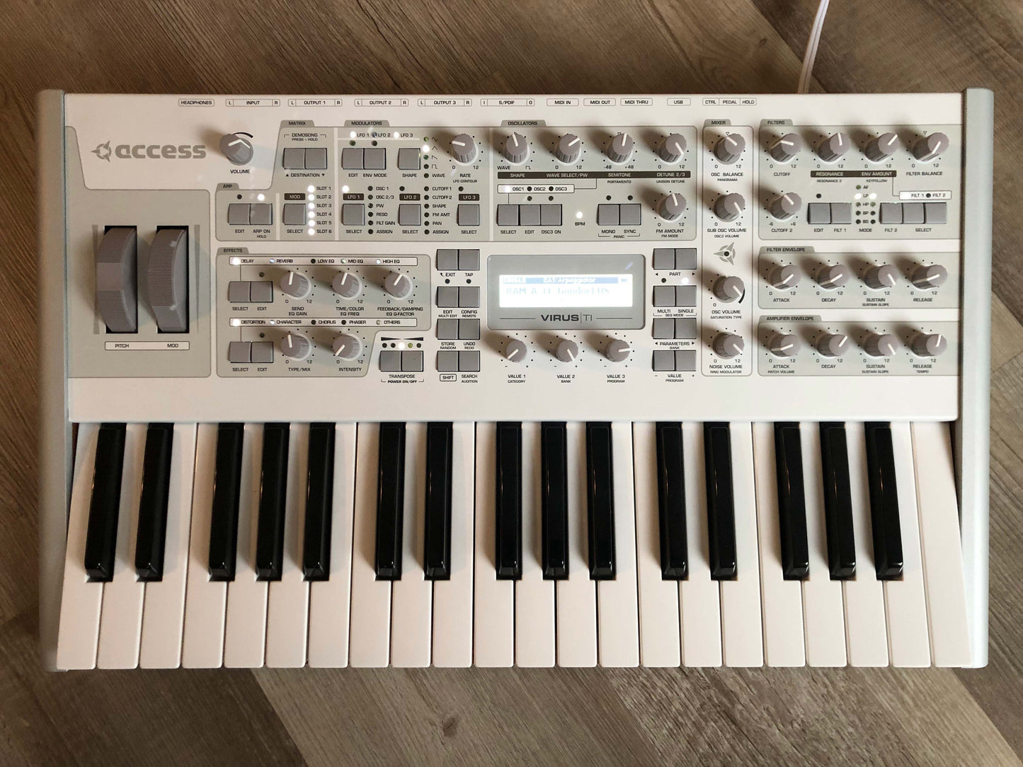 Access Virus TI2 Polar Nice and Clean (B-Stock) w/ Original Box, Power Cable + USB