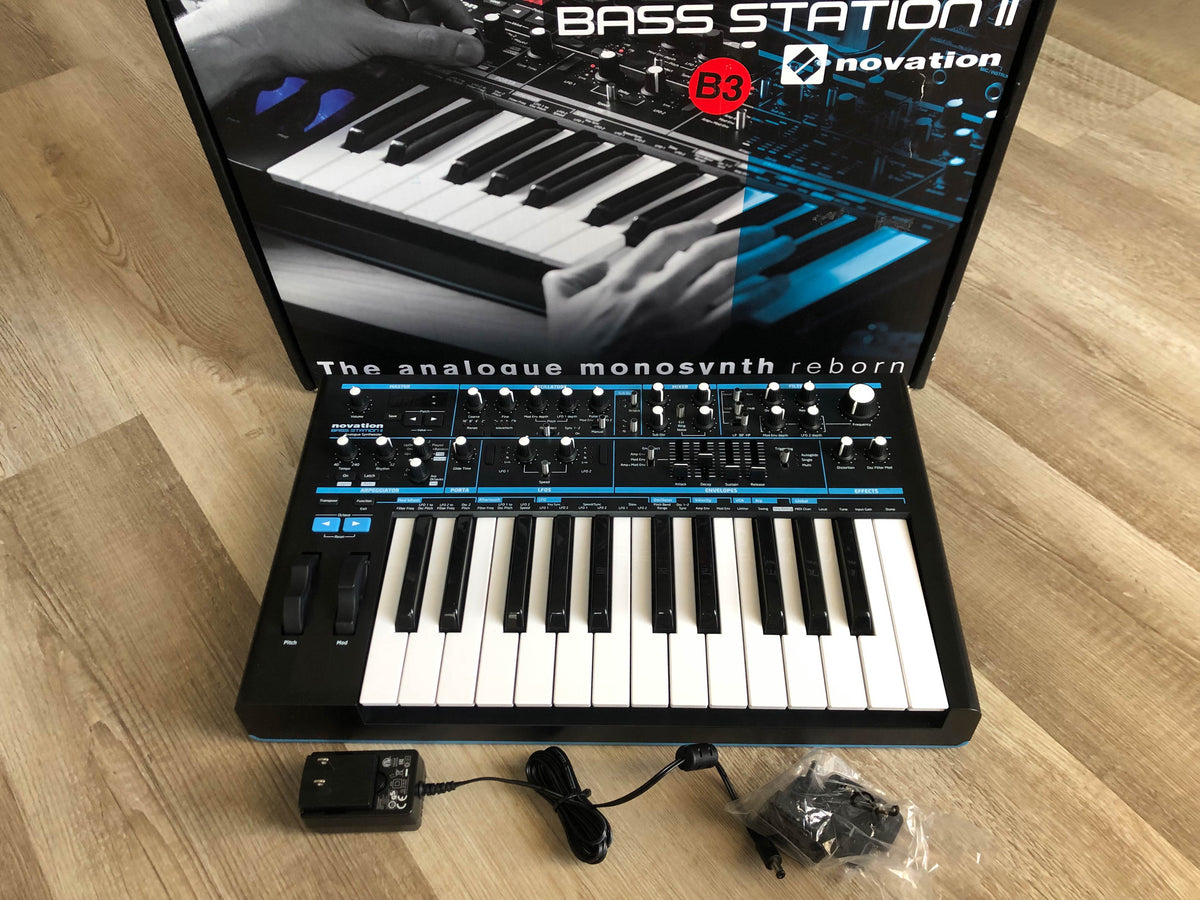 Novation Bass Station II w/ OG Box + PSU