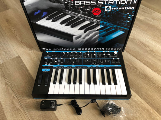 Novation Bass Station II w/ OG Box + PSU