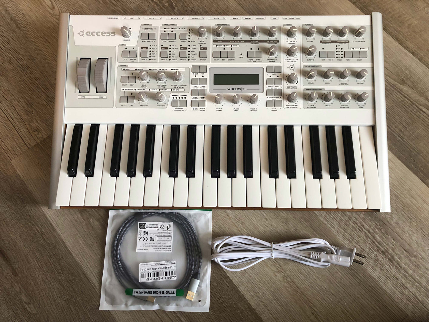 Access Virus TI2 Polar Nice and Clean w/ Power + USB Cable