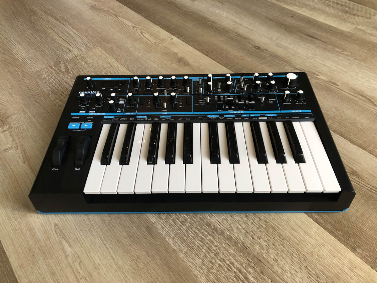 Novation Bass Station II w/ OG Box + PSU