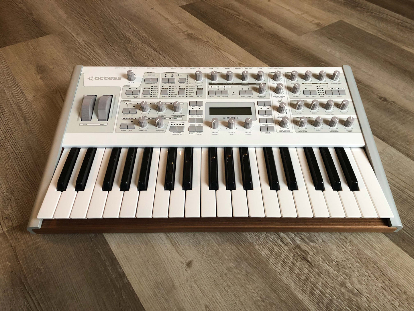 Access Virus TI2 Polar Nice and Clean (B-Stock) w/ Original Box, Power Cable + USB