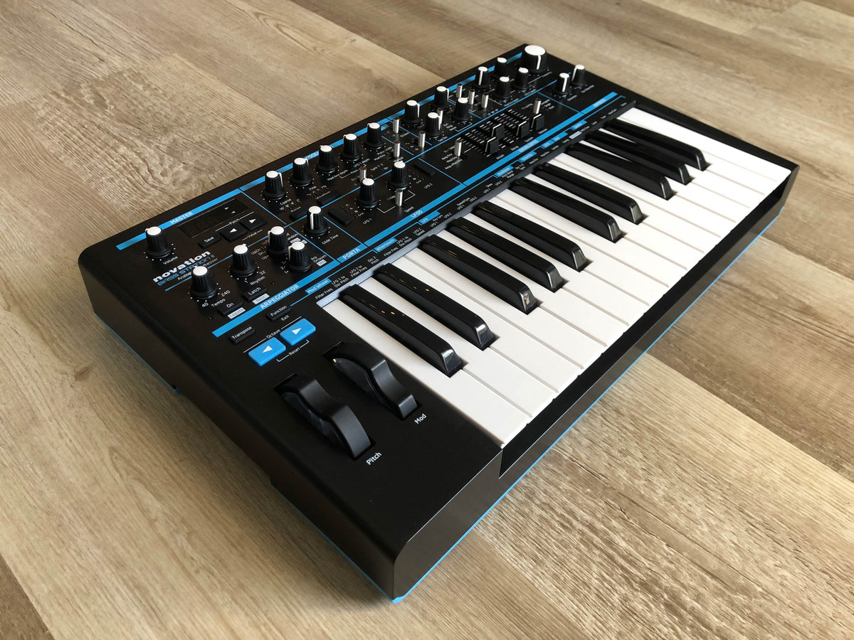 Novation Bass Station II w/ OG Box + PSU