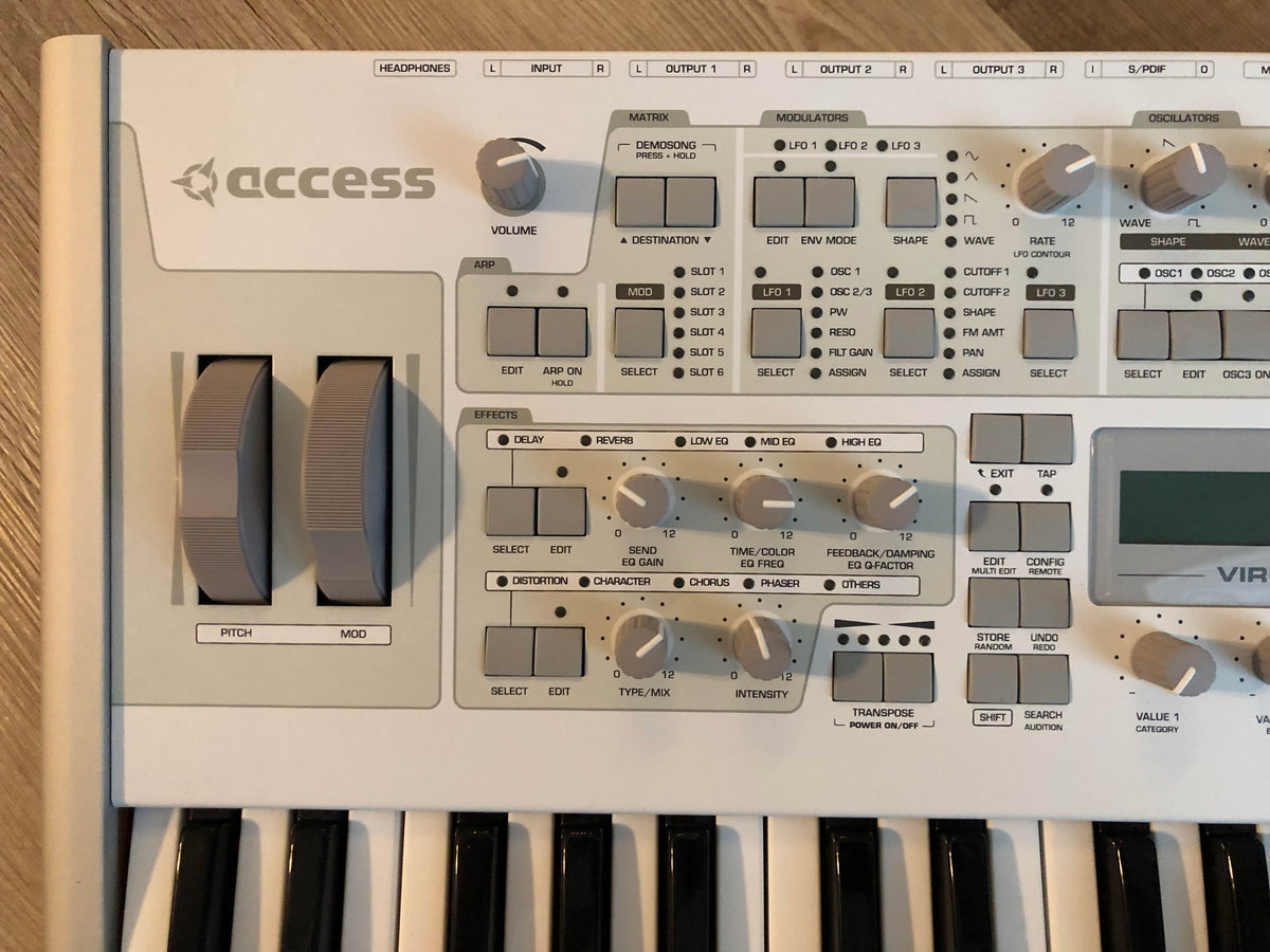 Access Virus TI2 Polar Super Clean w/ OG Power Cable + New USB Cable