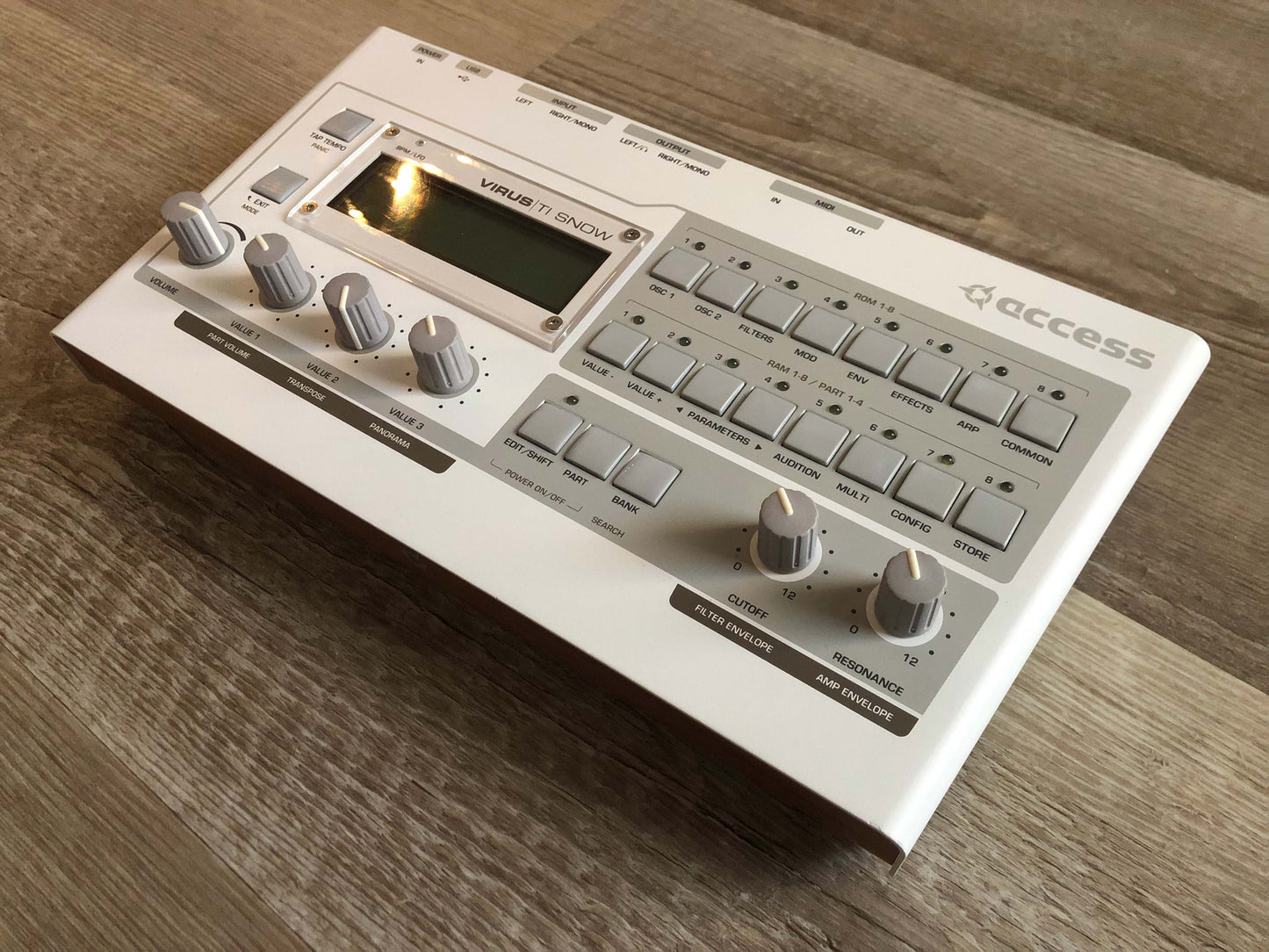 Access Virus TI Snow, All New Tacts, Battery, PSU, USB Cable & Virus Carry Bag