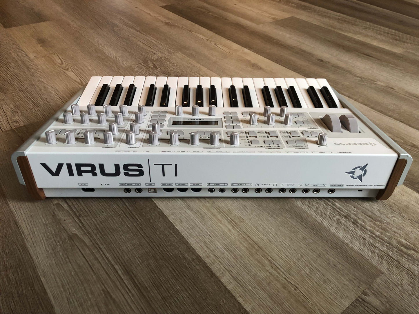 Access Virus TI2 Polar Nice and Clean (B-Stock) w/ Original Box, Power Cable + USB