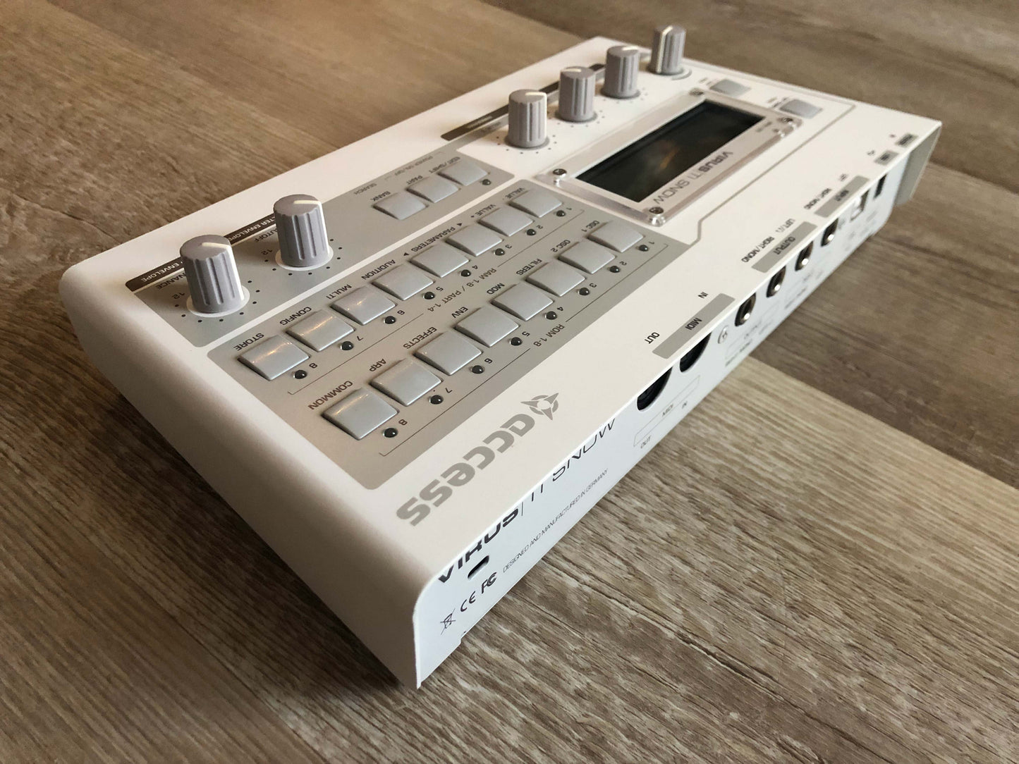 Access Virus TI Snow, All New Tacts, Battery, PSU, USB Cable & Virus Carry Bag