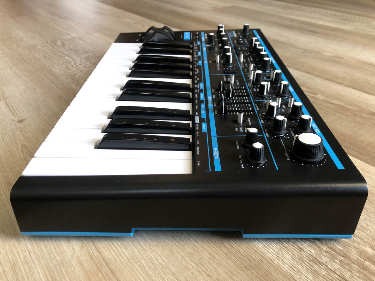 Novation Bass Station II w/ OG Box + PSU